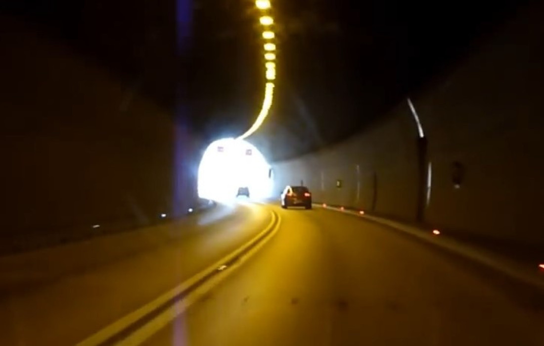 Vozači, pazite! U tunelima se ne sme zaustavljati ni izlaziti iz auta – kazne i opasnost ogromne! (VIDEO)