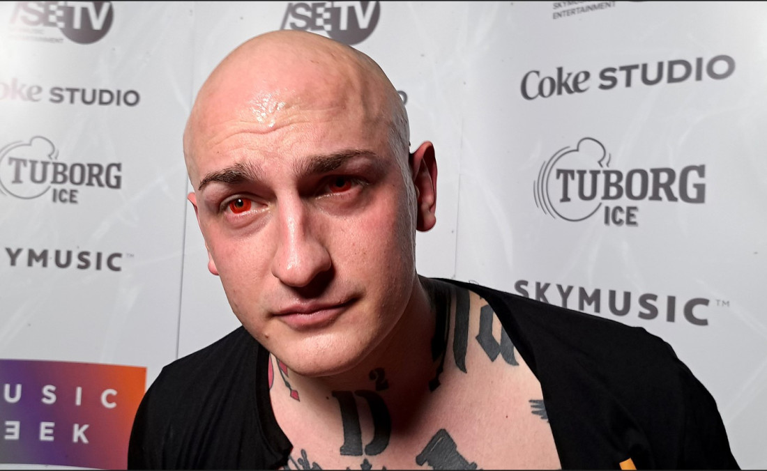 "Ovaj neće stati!" Desingerica pljuje devojci u usta: Javnost šokirana scenama sa njegovog nastupa!