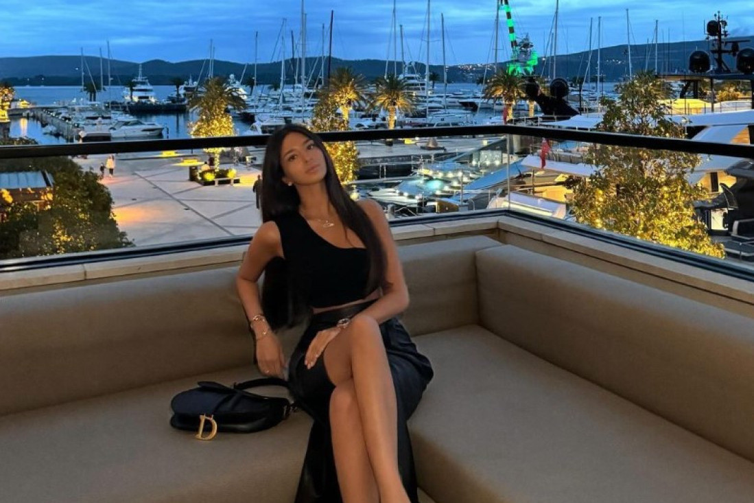 Obasipa je strasnim poljupcima u javnosti! Pogledajte kako izgleda novi dečko Đine Džinović (FOTO)