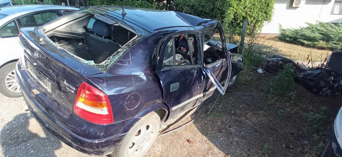 Jeziva fotografija nakon saobraćajne nesreće u Topoli: Mladić stradao - auto smrskan, srča na sve strane! (FOTO)