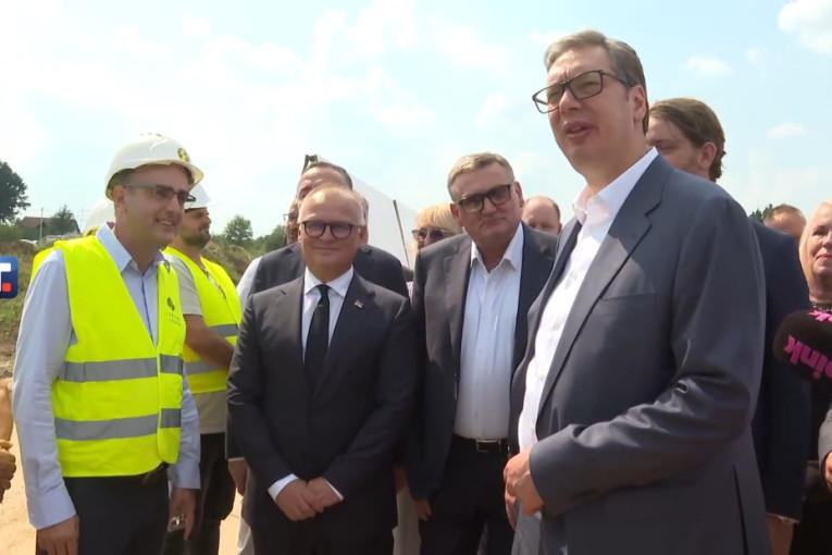 Vučić u Kragujevcu: Predsednik Srbije prisustvovao svečanosti u fabrici "Stelantis" - Danas je veliki dan za Srbiju (VIDEO)