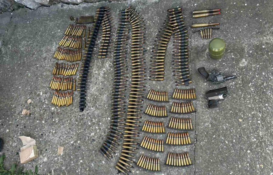 Pretio sinu, policija mu u kući pronašla arsenal oružja i municije: Uhapšen muškarac iz Laćarka (FOTO)