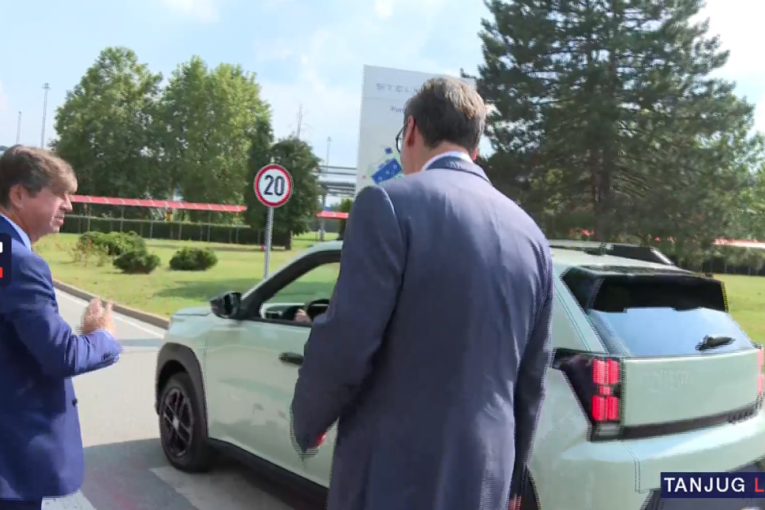 Vučić u Kragujevcu: Predsednik Srbije prisustvovao svečanosti u fabrici "Stelantis" - Danas je veliki dan za Srbiju (VIDEO)