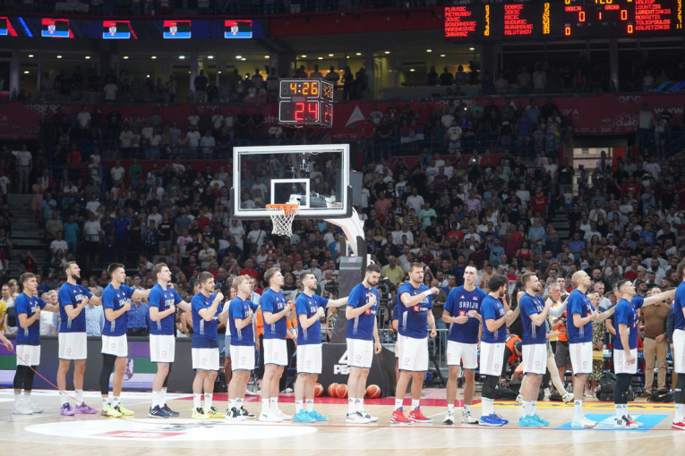 Cela Arena uglas peva himnu Srbije! Pa kako čovek da se ne naježi! (VIDEO)