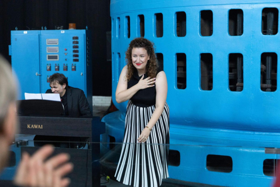 Marija Jelić nastupila na neobičnom mestu u čast Nikoli Tesli: Opera u kombinaciji sa vodopadima (FOTO)