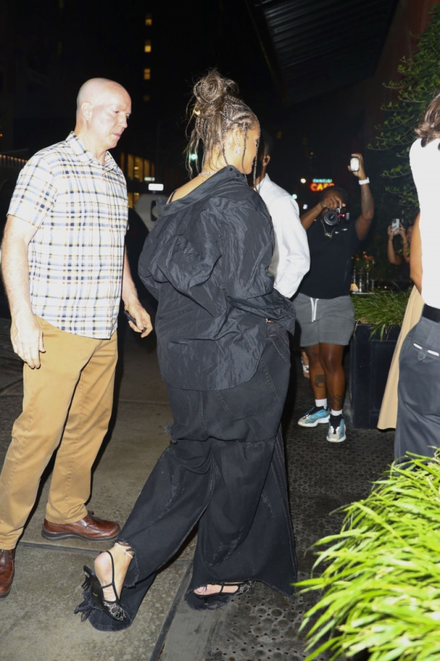 Au, ženo, da nisi preterala: Rijana u begi pantalonama pometlala njujorške trotoare i napravila opštu pometnju (FOTO)