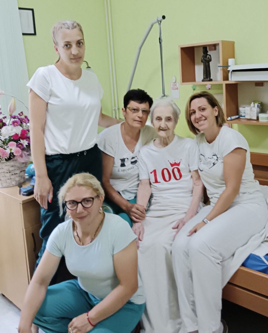 Nesvakidašnja rođendanska proslava u Gerontološkom centru „Srem“ u Rumi: Slavljenica - stogodišnja Marija, uz tortu, pesmu i osmeh na licu