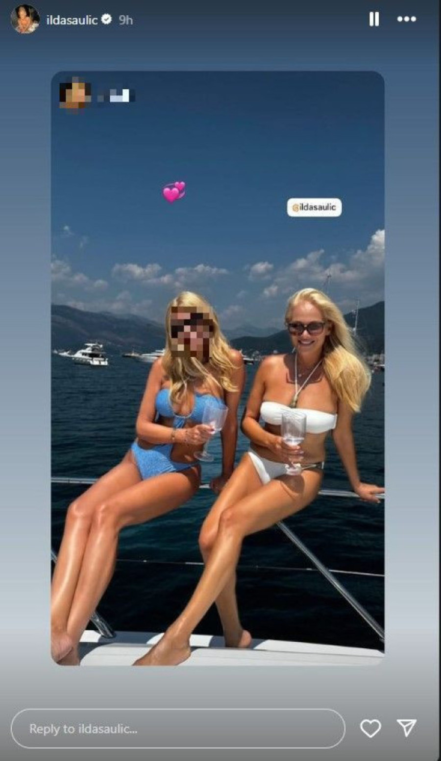 Ilda Šaulić u belom bikiniju ispija piće na jahti: Pevačicu u ovakvom izdanju dosad nismo videli (FOTO)