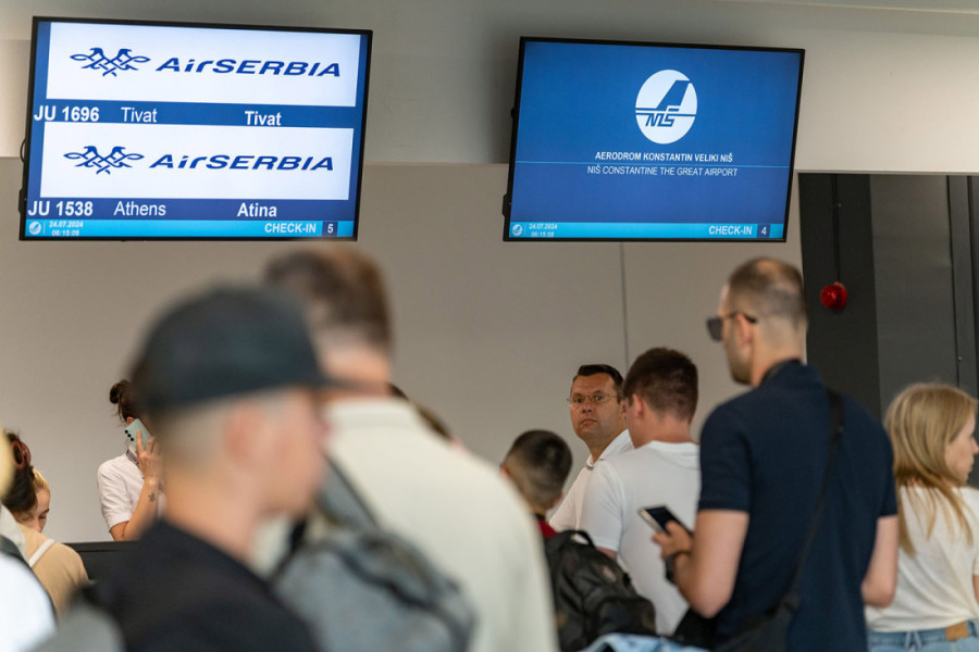 Maja je prvi putnik na novom terminalu niškog aerodroma! Na poklon je dobila tombak cara Konstantina (VIDEO/FOTO)