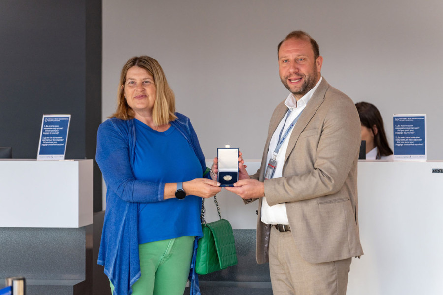 Maja je prvi putnik na novom terminalu niškog aerodroma! Na poklon je dobila tombak cara Konstantina (VIDEO/FOTO)