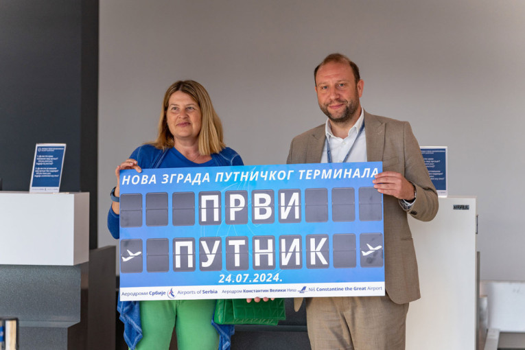 Maja je prvi putnik na novom terminalu niškog aerodroma! Na poklon je dobila tombak cara Konstantina (VIDEO/FOTO)