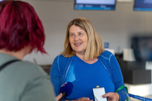 Maja je prvi putnik na novom terminalu niškog aerodroma! Na poklon je dobila tombak cara Konstantina (VIDEO/FOTO)