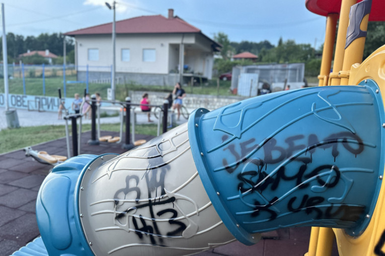 Huligani upali na dečje igralište i demolirali ga: Sramota u Čačku (FOTO)