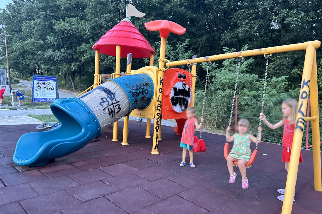 Huligani upali na dečje igralište i demolirali ga: Sramota u Čačku (FOTO)