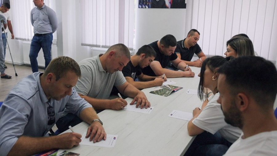 Razumna odluka razočaranih vršačkih demokrata: Njih 50 prešlo u SNS, među njima i odbornik (FOTO/VIDEO)