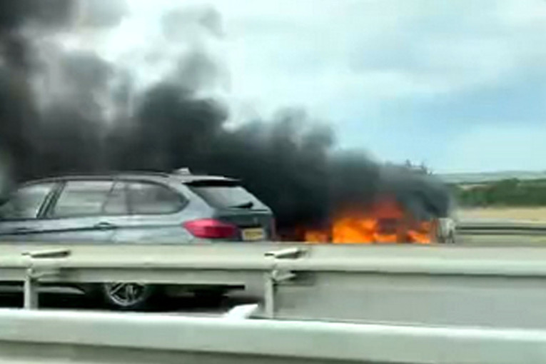 Buktinja na auto-putu kod Beške: Zapalio se automobil! (VIDEO)