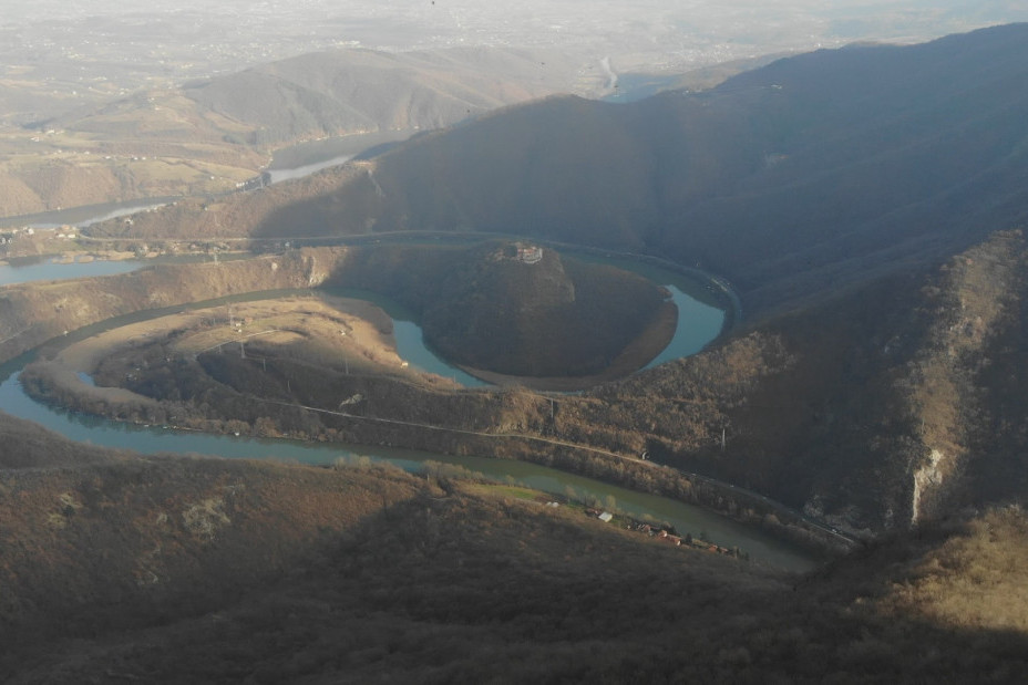 Grom udario u banderu, izazvao kvar i požar: Manastir Vavedenje u Ovčarsko-kablarskoj klisuri od subote bez struje