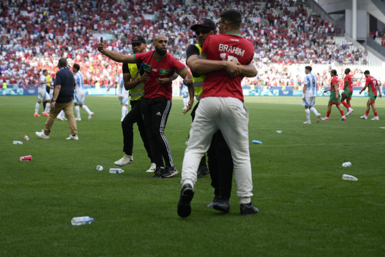 Haos posle remija Argentine i Maroka: Navijači upali na teren, bilo je i petardi (FOTO/VIDEO)