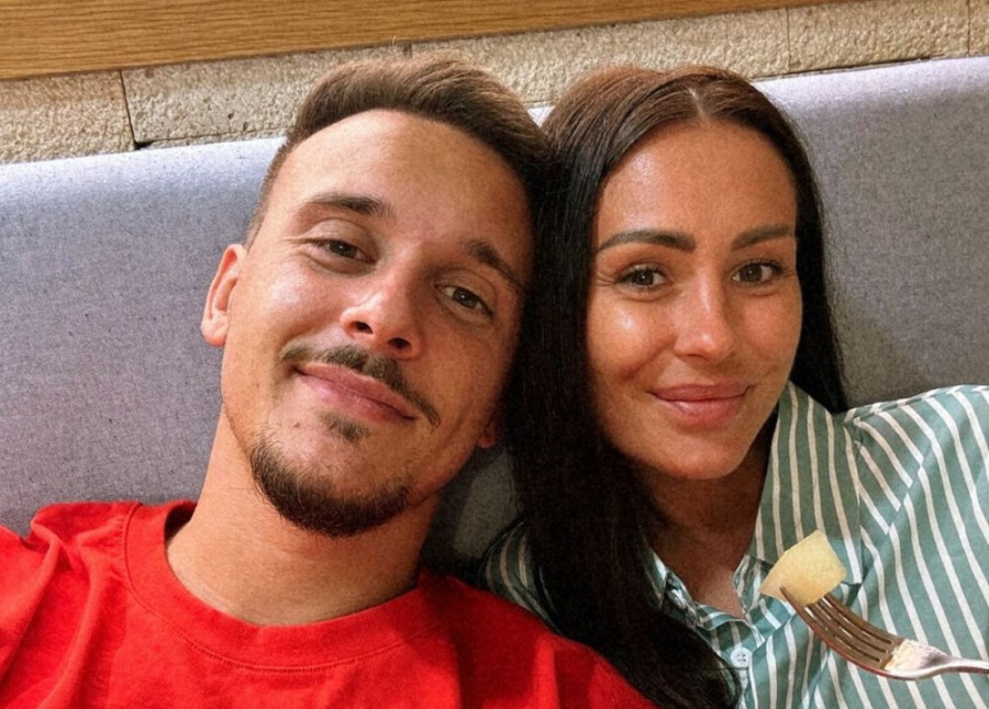 Prve fotografije Aleksandre Bursać u venčanici: Čim je videla verenika, pala mu u zagrljaj (FOTO)