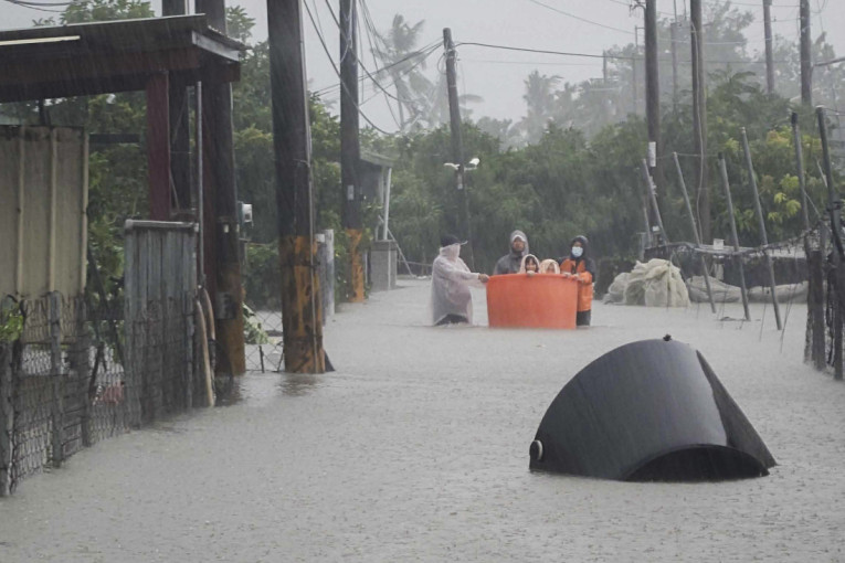 Supertajfun uništava sve! Pogodio Filipine brzinom od 267 km/h, milioni ljudi su evakuisani