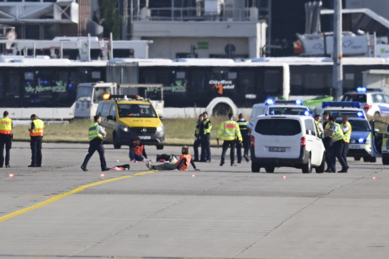 Nemački avio-saobraćaj u kolapsu: Aerodrom u Frankfurtu blokiran, obustavljeni svi letovi! (FOTO)