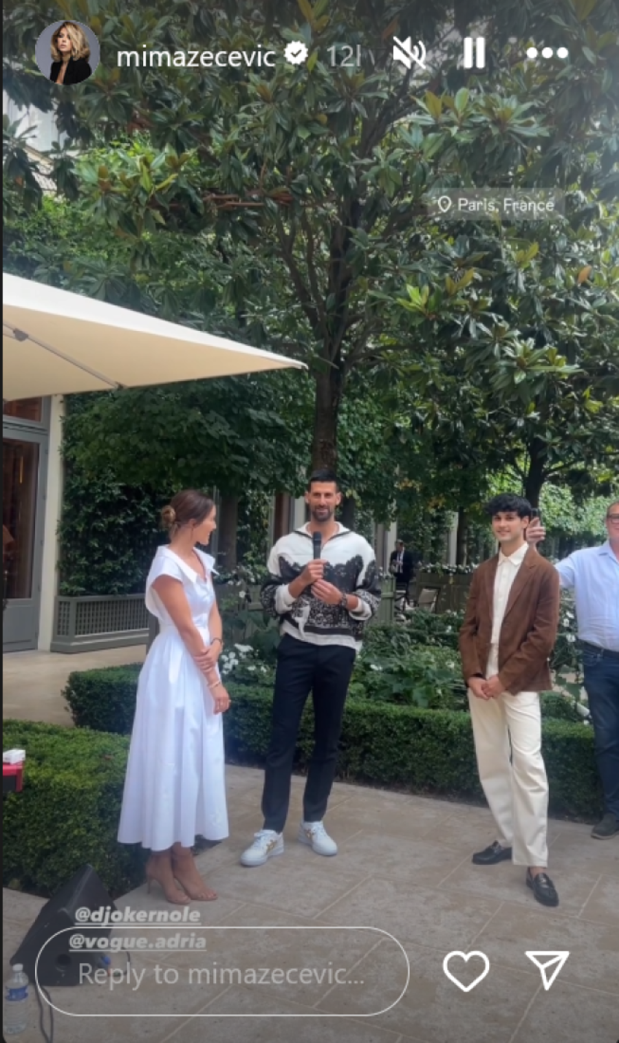 Novak i Jelena sinoć u Parizu ukrali šou: Teniser prošetao jaknicu koja je posebna zbog jednog detalja (FOTO)