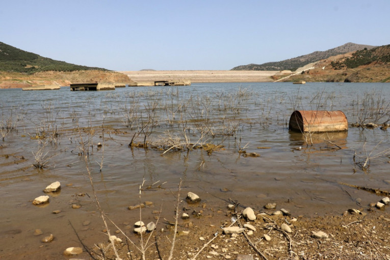 Zbog suše gotovo potpuno presušilo jezero između Francuske i Švajcarske