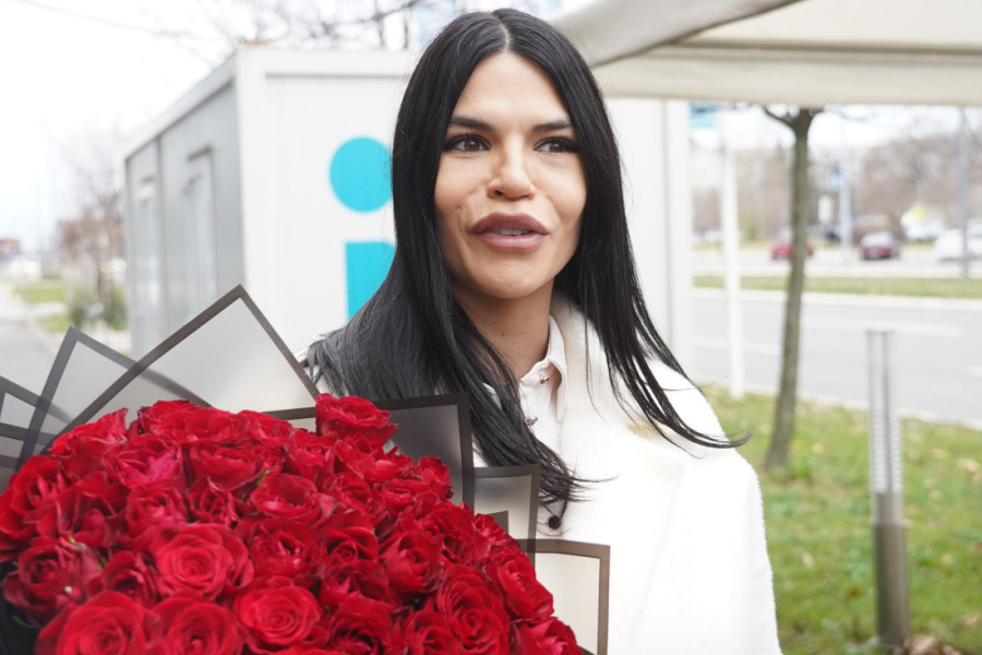 Naša manekenka okitila jelku od 2 metra: Ovako izgleda njen luks stan vredan 400.000 evra! (FOTO)