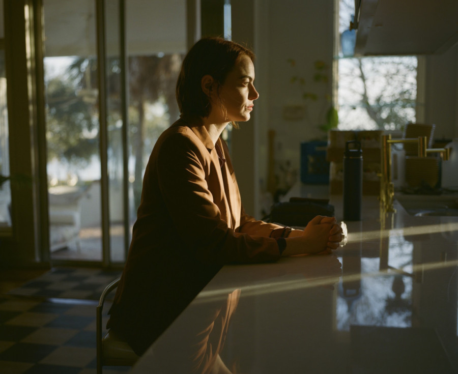 Ema Stoun u novoj kontroverznoj priči Jorgosa Lantimosa: Poznat datum srpske premijere filma "Sva lica dobrote" (FOTO/VIDEO)