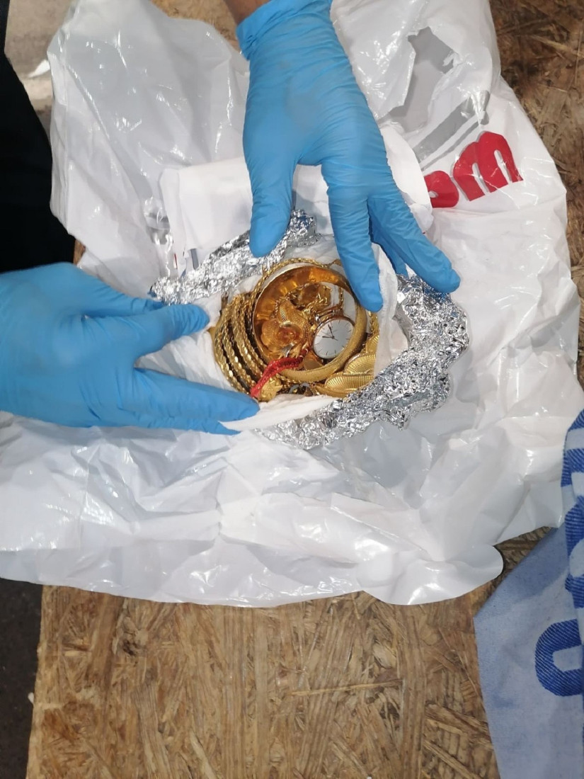 Carinici "provalili" štek u kolima stranih tablica: Pronašli više od pola kilograma zlata (FOTO)