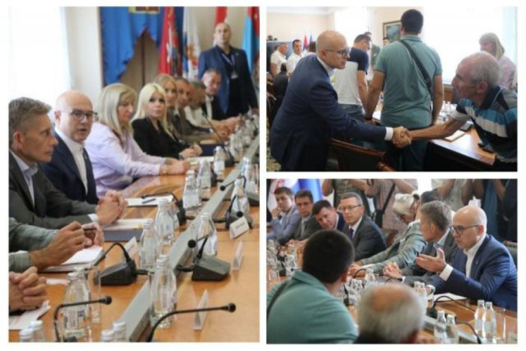 Premijer Vučević seo sa poljoprivrednicima: Verujem da ćemo, uz napor i dobru volju svih, uspeti da prevaziđemo sve izazove