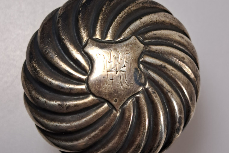 Srbija kupila vredan predmet koji je pripadao dinastiji Obrenović: Istaknut grb i dinastički moto (FOTO)