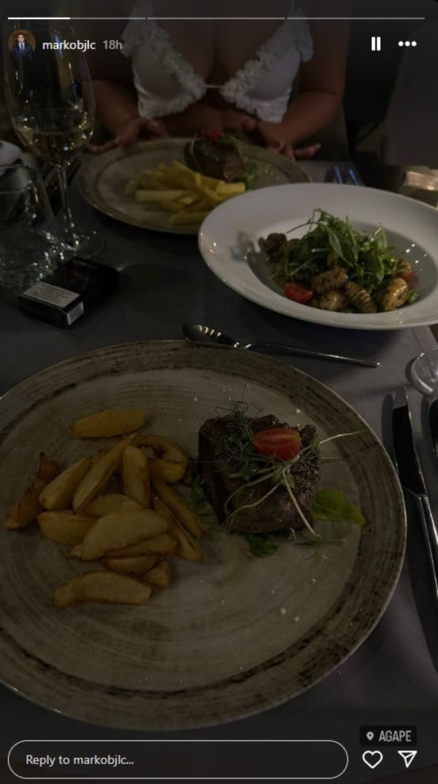 Sin Dragane Mirković uslikao devojku u provokativnom izdanju: Marko uživa u ljubavi sa zanosnom plavušom