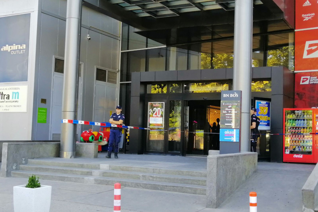 Oglasio se direktor tržnog centra gde je pao plafon: "Sve se urušilo kao kula od karata, srećom, nema povređenih" (FOTO/VIDEO)