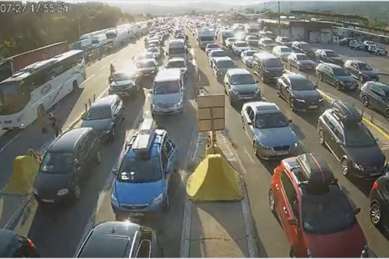 Pojačan intenzitet saobraćaja u Srbiji! Putnička vozila na granici čekaju od 20 do 90 minuta (FOTO)