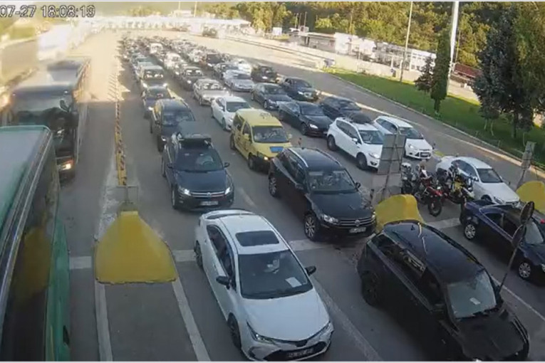 Pojačan intenzitet saobraćaja u Srbiji! Putnička vozila na granici čekaju od 20 do 90 minuta (FOTO)