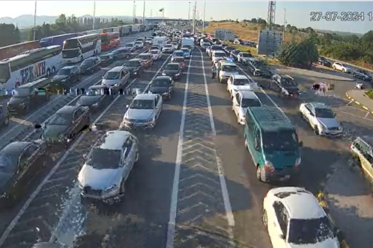 Pojačan intenzitet saobraćaja u Srbiji! Putnička vozila na granici čekaju od 20 do 90 minuta (FOTO)