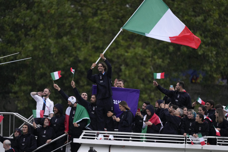 Olimpijski šampion nosio zastavu i izgubio venčani prsten! Njegov predlog ženi je sve oduševio!