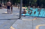Šokantan incident na beogradskom bazenu! Starija žena uhvaćena u neprikladnoj radnji pored dečjeg bazena: "Gospođo, tu su dece"