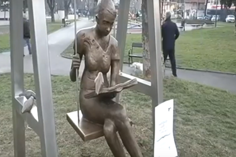 Od Vračara do Floride: Skulptura "Beogradski čitač" prešla Atlantik i postala važno mesto okupljanja (FOTO/VIDEO)