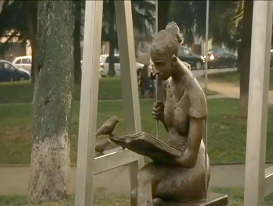 Od Vračara do Floride: Skulptura "Beogradski čitač" prešla Atlantik i postala važno mesto okupljanja (FOTO/VIDEO)