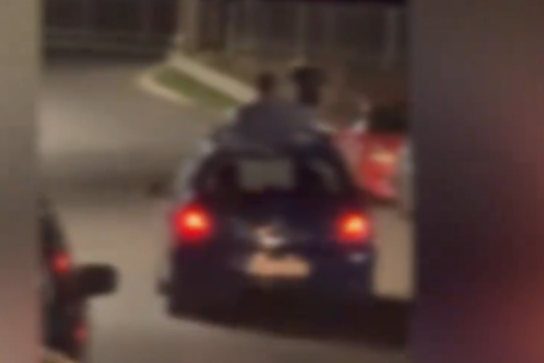 Pojavio se snimak iz Barajeva! Tinejdžer sedi na krovu automobila i peva, a potom... (VIDEO)