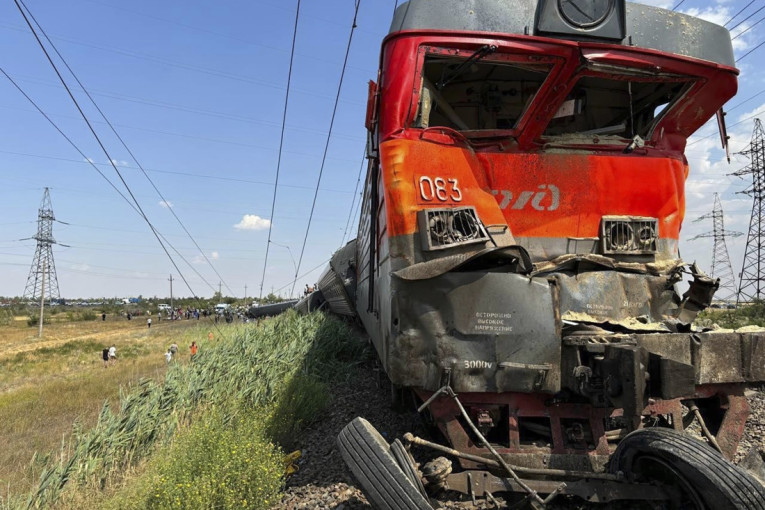 Među njima i osmoro dece! Više od 20 povređeno posle sudara voza i kamiona u Rusiji, sumnja se šta je dovelo do nesreće (VIDEO)