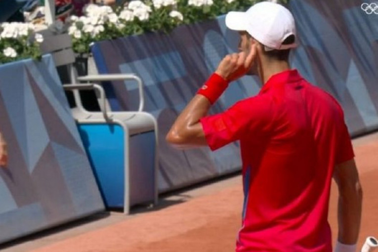 Novak "ućutkao" Rafine navijače: Da vas čujem sada, a onda je i "zasvirao violinu" (FOTO)