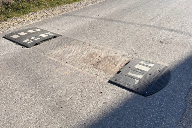 Meštani čačanskog naselja ostali u čudu nakon zatečenog prizora: Neko je došao, otkinuo i odneo delove gumenog ležećeg policajca (FOTO)