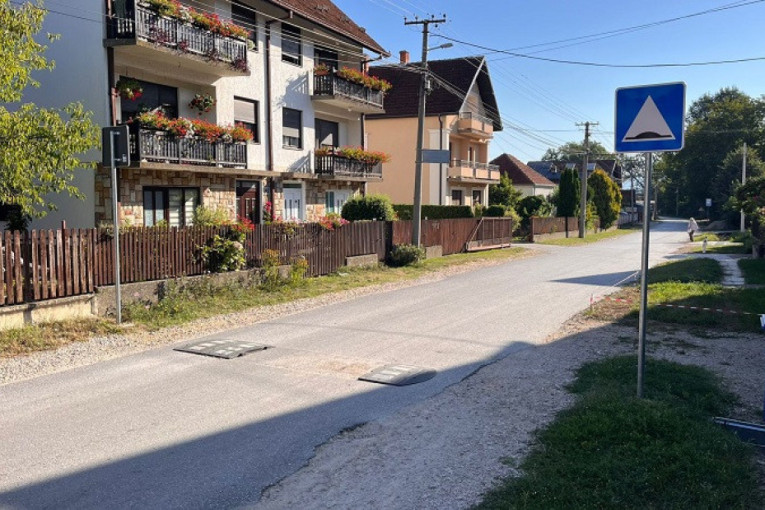 Meštani čačanskog naselja ostali u čudu nakon zatečenog prizora: Neko je došao, otkinuo i odneo delove gumenog ležećeg policajca (FOTO)