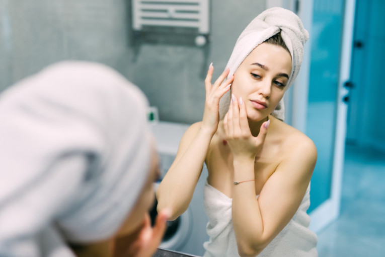 Dosta je bilo prosijavanja: Naučite kako da matirate masnu kožu, ali tako da je ne isušite