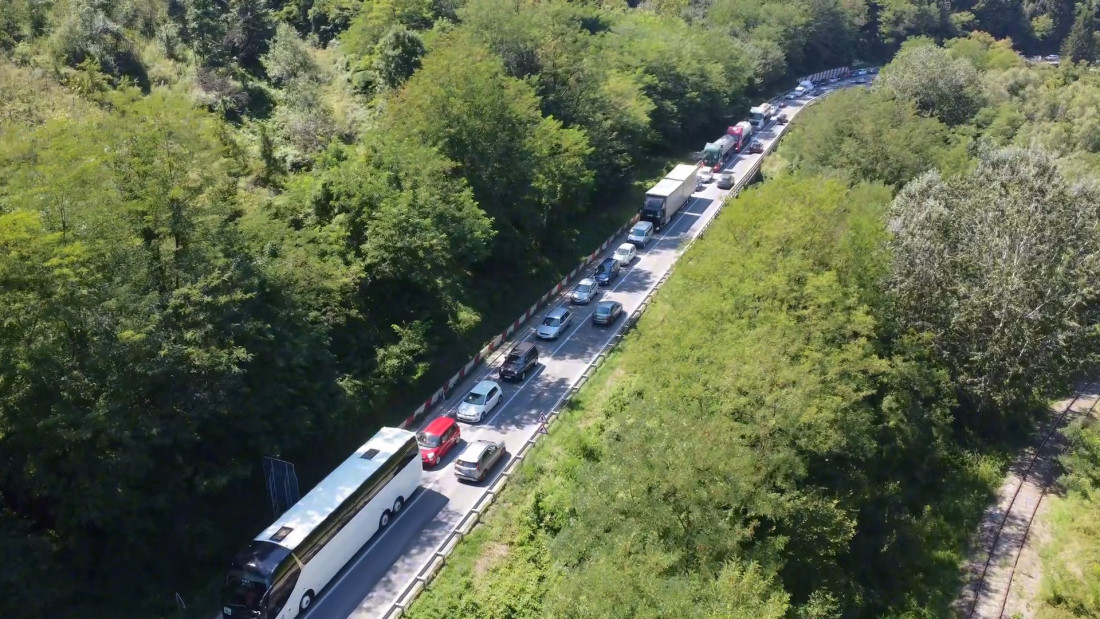 "Satima stojimo i čekamo": Kolaps kod Ovčar Banje, kilometarska kolona vozila svakodnevno se formira zbog radova (FOTO)