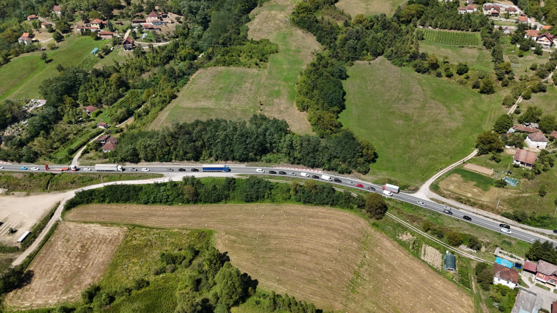 "Satima stojimo i čekamo": Kolaps kod Ovčar Banje, kilometarska kolona vozila svakodnevno se formira zbog radova (FOTO)