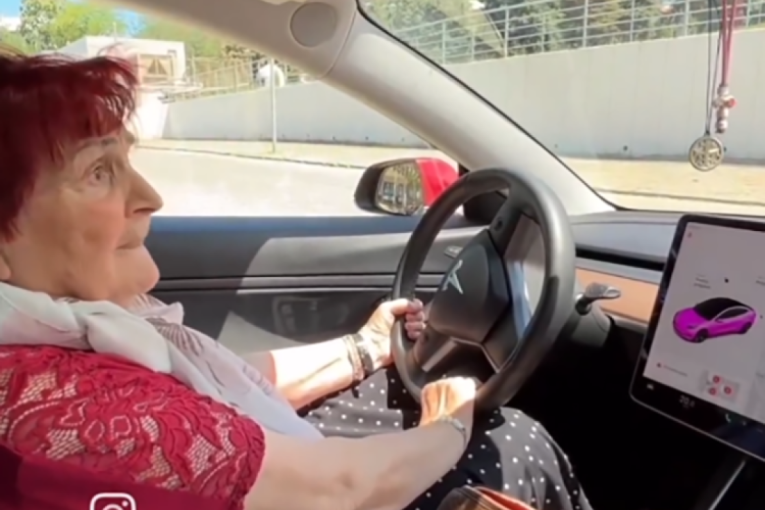 Hit! Baka Smilja rekla zašto je kupila električni auto: Imam 90 godina, ne mogu da jurim! I 150 mi je mnogo! Kome se žuri, neka me obiđe!